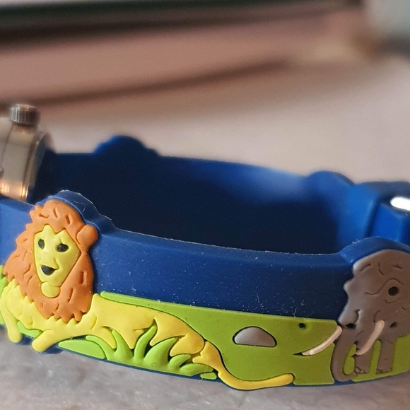 🦋10/$20🦋 Geneva Silver/Blue Lion Unisex Kids Watch - Picture 3 of 6